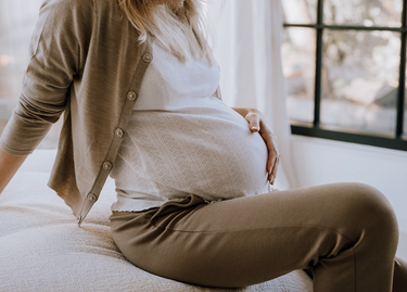 Hjælp baby til at vende med hovedet nedad