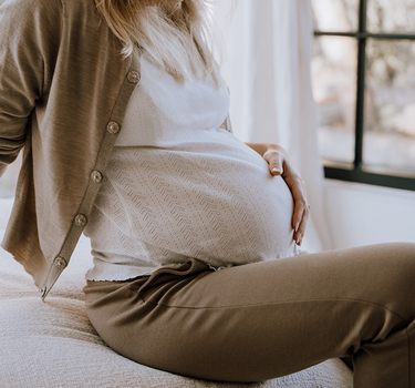 Hjælp baby til at vende med hovedet nedad
